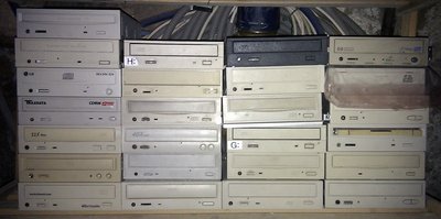 Quelques périphériques CD/DVD dispo. à la WDA.