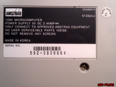 Amstrad 6128plus - Version C (Vignette "C" blanche. P/N de la carte mère : 2700-016P-3 (1990). P/N du clavier : Z80433 - ESU44LN027CA.)