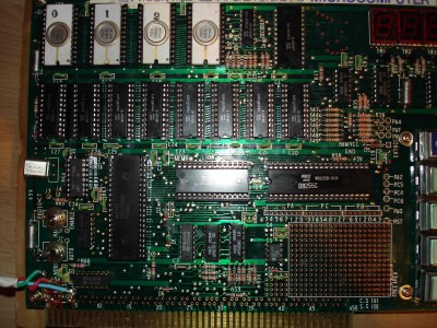 Elles sont jolies les EEPROMs avec leur céramique blanche et leur capot argenté...