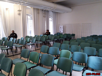 La salle compte pas moins de 100 sièges, repartis sur deux rangées...