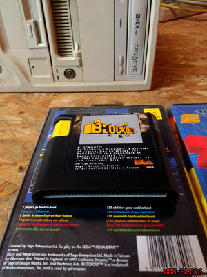 Version "BLOCKOUT" PAL - Ecrits orange sur fond gris.