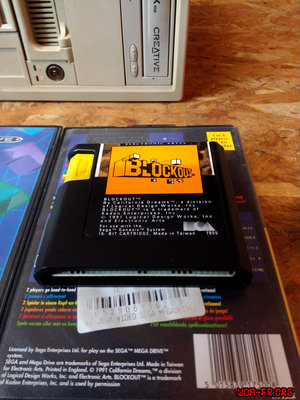 Version "BLOCKOUT" PAL - Ecrits orange sur fond orange.