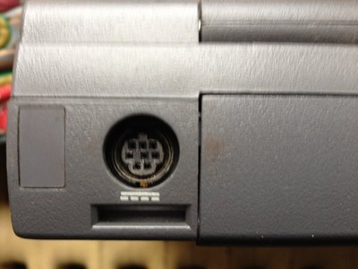 Connecteur d'un Micral Bull portable.