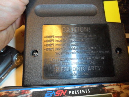Exemple de cartouche Electronic Arts (EA) pour SEGA Genesis protégée par cette vis securit "Holt-Head".