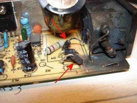Les flèches rouges indiquent les 2 diodes HS.
