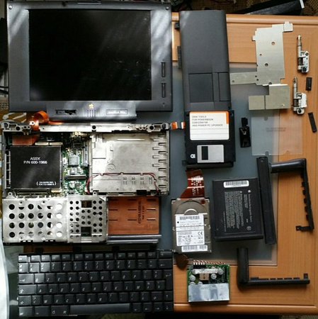 Un Powerbook 190cs en pièces détachée.