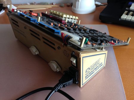 L’alim., qui sert aussi de support à la carte.