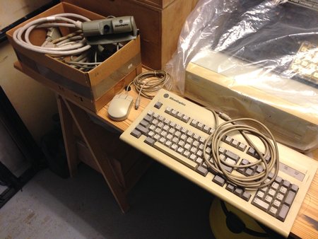 Les câbles SCSI, la caméra SGI, la souris et le clavier SGI.
