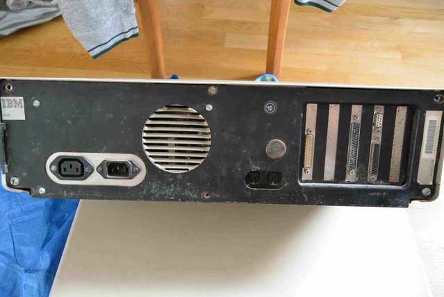 A coté de la prise Din clavier, la Din cassette