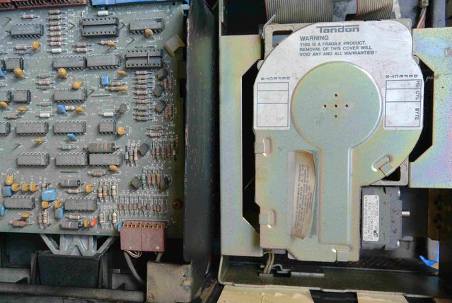 Le floppy est bien sale, des transistors sont un peu écrasés. Il y a de la rouille sur le moteur de d'avance têtes du disque dur :-/