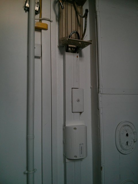 PBO (Point de Branchement Optique), ou BE (Boîtier d’Étage) posés par Free infra. en 2015. (Boitier blanc en bas de la photo.)