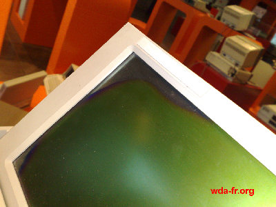 Le moniteur LCD d'un portatif Amstrad PPC 512 complètement éclaté...
