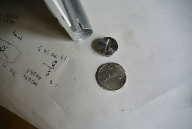 La pièce en piteux état donne un aperçu de la force employée...