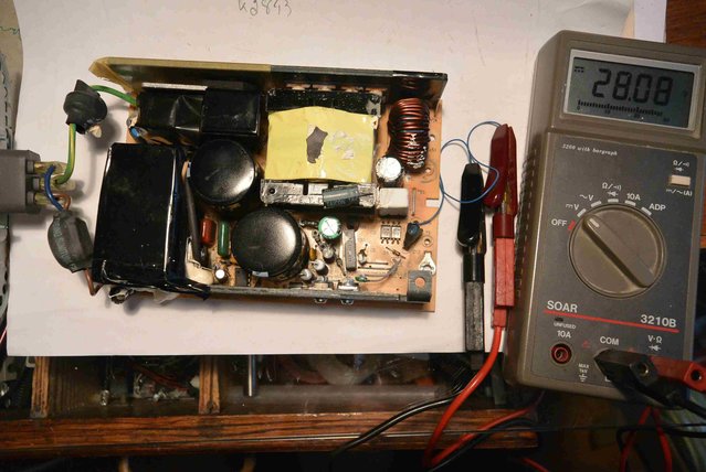 En bas à droite, le petit composant vert, est une sonde de température. Si c'est trop chaud, ça coupe !