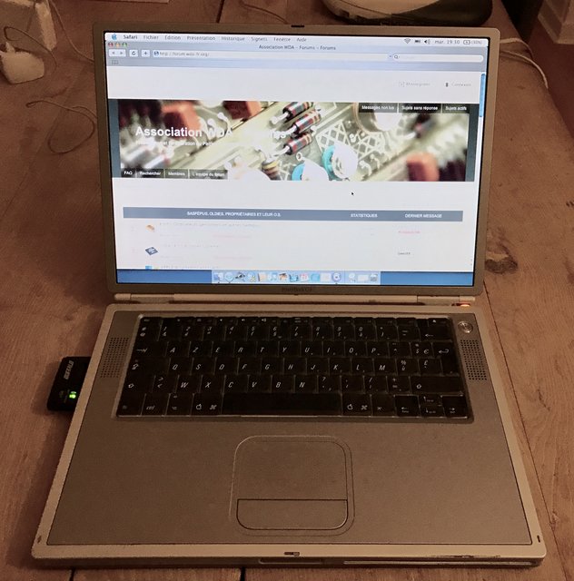 Apple PowerBook Titanium G4 vu de face.