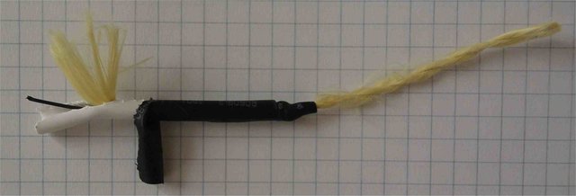 On voit bien la fibre en noir à gauche.