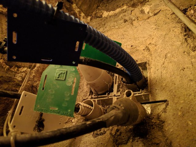 Passage des brins de fibre dans les fourreaux.