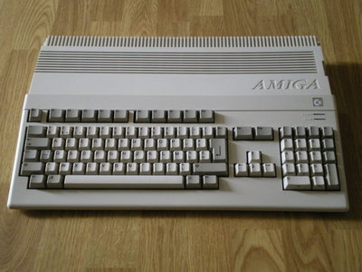 Le Commodore A500 avec extension de 512 Ko. Placé juste à coté de l'Atari 520STe :)