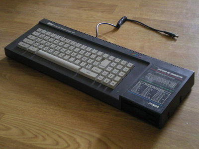 L'Amstrad CPC6128... Je possède 2 unité dont une Azerty avec le nouveau logo et une Qwerty avec l'ancien logo
