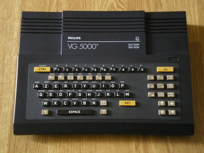 Le Philips VG5000 avec interface manette ainsi qu'une manette et un magnétophone Philips D6350