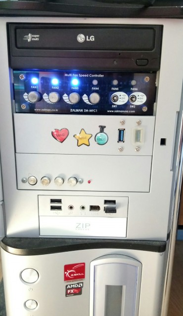 Remarquez la LED rouge à droite des boutons : c'est une LED qui témoigne de la charge du condensateur ou de la temporisation. Une fois éteinte (1 seconde environ), vous aurez beau commuter les boutons, il ne se passe rien !