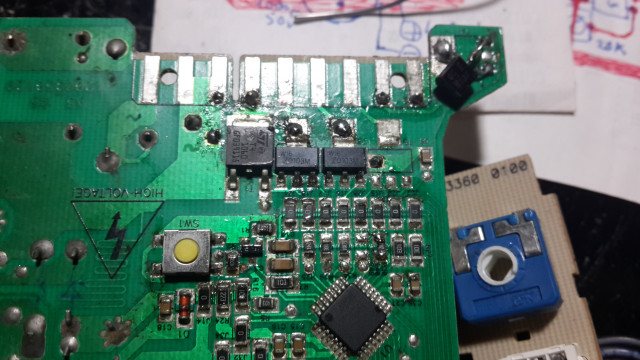 Remarquez les soudures en plus, près des triacs !