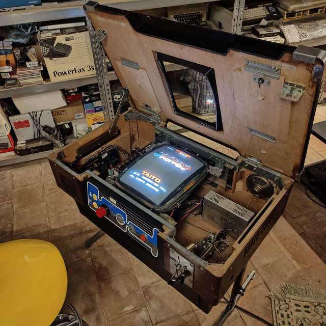 Ensemble de la borne cocktail Data East, meuble ouvert.