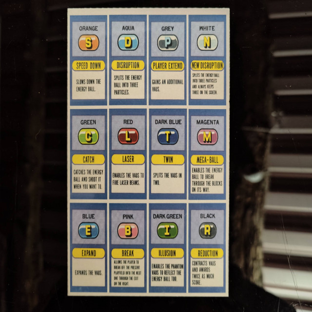 Mémo des bonus d'Arkanoïd, plaqué en 2 exemplaires sous la vitre du meuble.