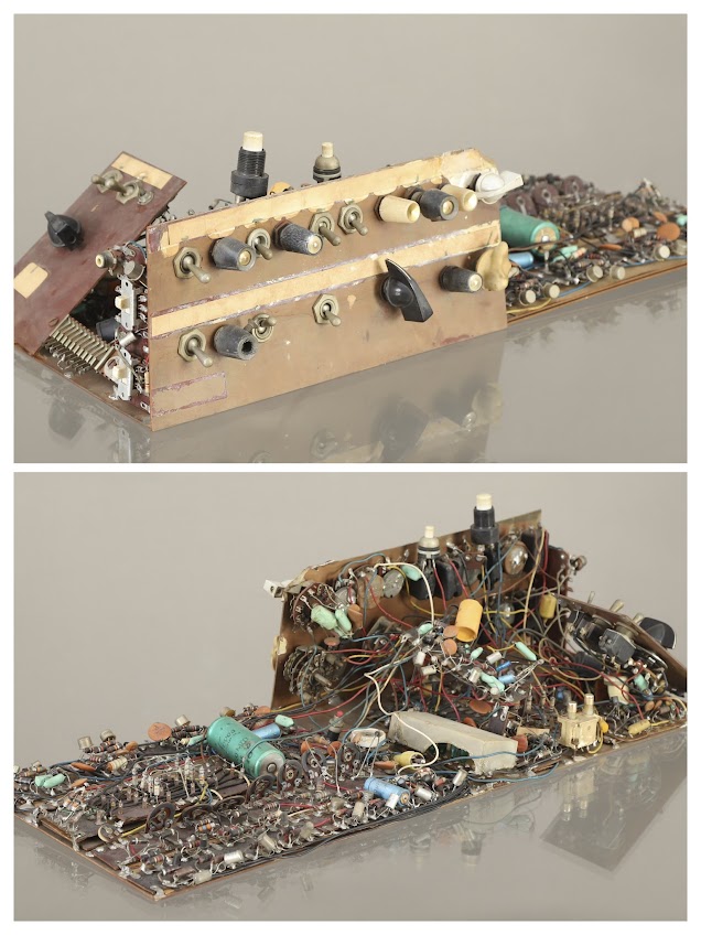 Prototype de synthétiseur, 1968<br /><br />A la fin des années 1960, alors qu’il travaille à L’Express comme coursier, Roland MORENO s’intéresse à la création de synthétiseurs, illustrant sa passion de toujours pour la musique. On y retrouve les composants électroniques antérieurs à sa période circuits intégrés et communs à tous les instruments et machines de cette époque : oscillateurs, condensateurs et transistors caractéristiques de la période « pré-circuits intégrés ».<br /><br />H. 11.3 cm L. 47 cm P. 18.5 cm