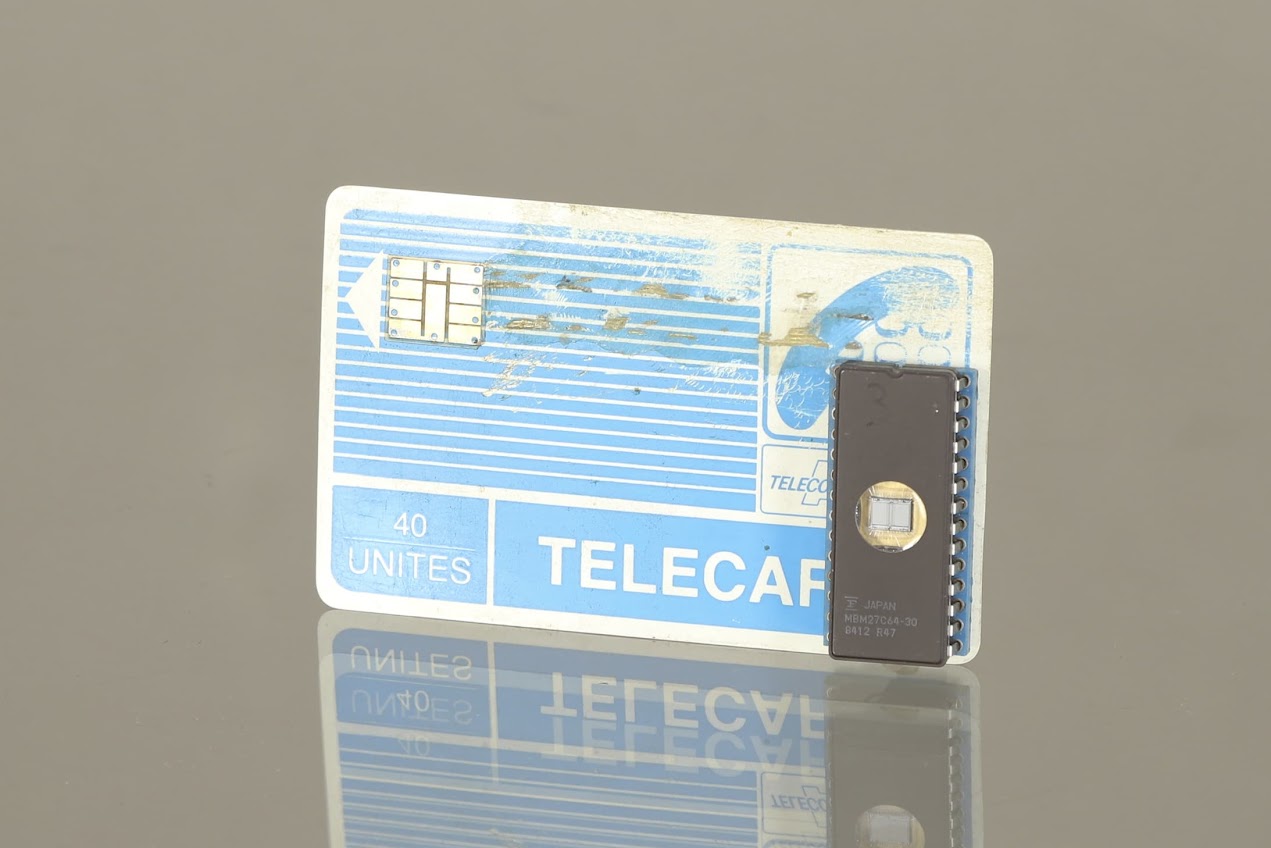 Prototype de carte surnommée « Fraude au camion », circa 1980<br /><br />En plastique intégrant un processeur et des circuits intégrés reliés à la puce<br /><br />H. 8.5 cm L. 5.5 cm P. 2.2 cm<br /><br />Ce prototype conçu en deux exemplaires permettait « la fraude au camion », c’est-à-dire la possibilité d’utiliser de façon frauduleuse une cabine téléphonique (sans avoir besoin d’un “camion” bourré d’électronique, d’où son titre). Cette invention a été pensée pour aider à fabriquer des cartes téléphoniques plus sûres et infalsifiables.