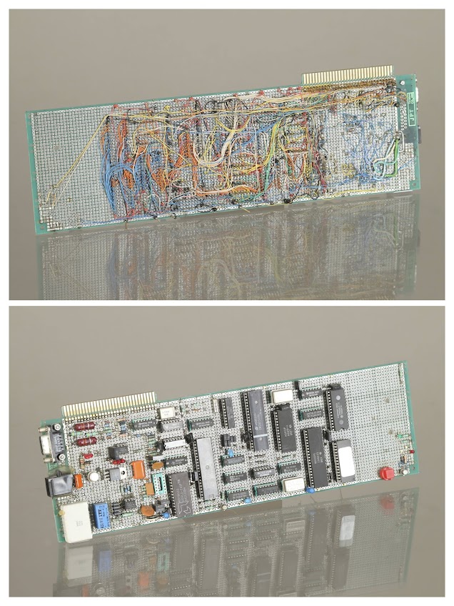 Prototype de “PC-Tel”, 1985<br /><br />Cette invention était l’équivalent d’une carte modem de type Apple Tel mais pour PC de la marque IBM<br /><br />H. 2.5 cm L. 34 cm P. 10 cm
