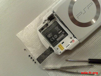 Fin du dévissage et décollage de la bande de garantie.