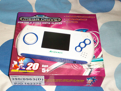 AtGames Sega Genesis Portable Handheld blanche/bleue en boite.
